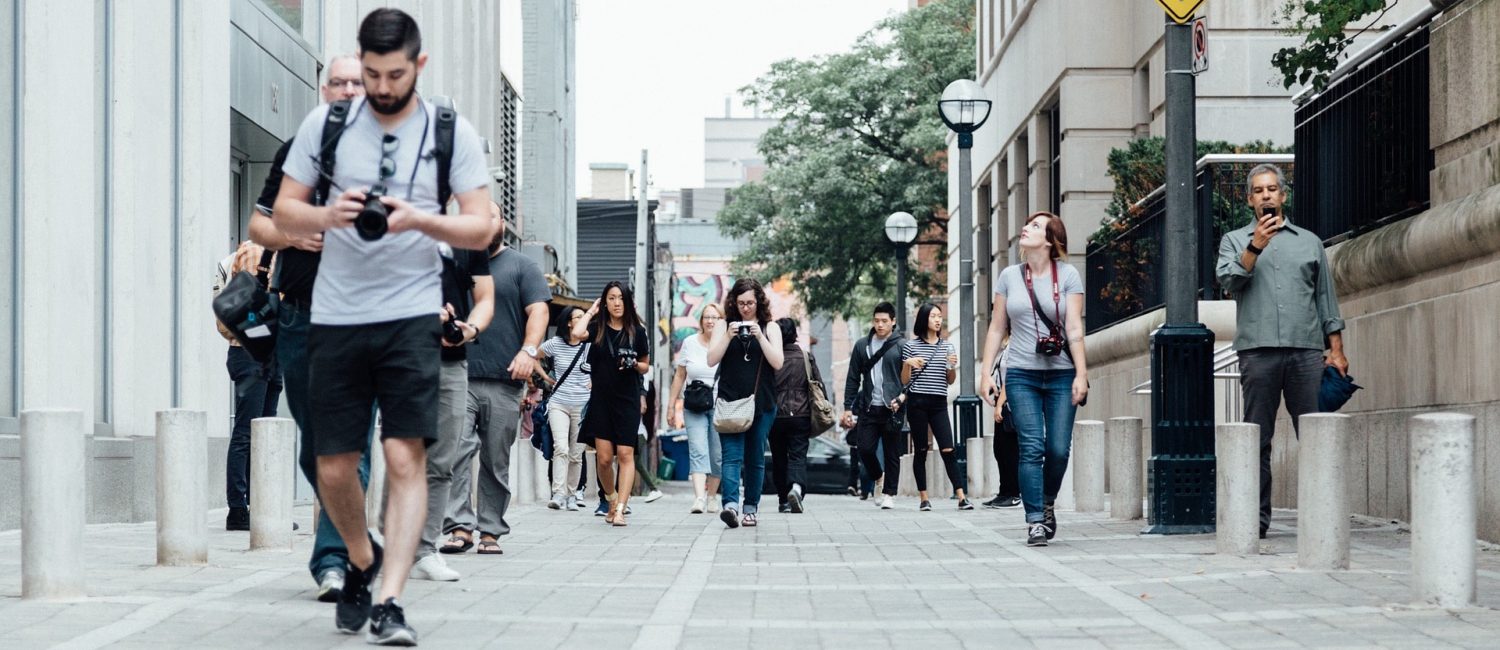 pedestrians-918471_1920-1500x650